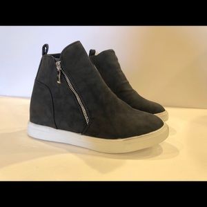 Steve Madden look slide tennis shoes